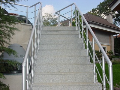 Balustrada din aluminiu eloxat montata pe scari la exterior