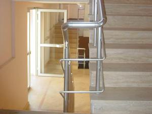 Balustrade din aluminiu eloxat montate pe o scara interioara
